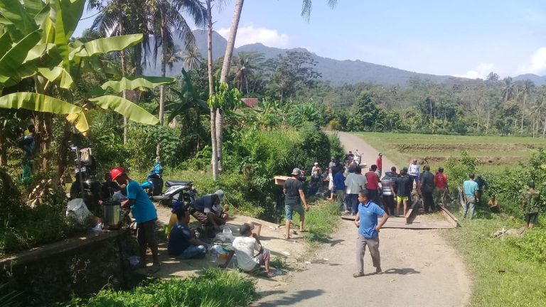 Jembatan Penghubung Ambrol, Kades Kebagusan Bersama Warga Gotong-royong