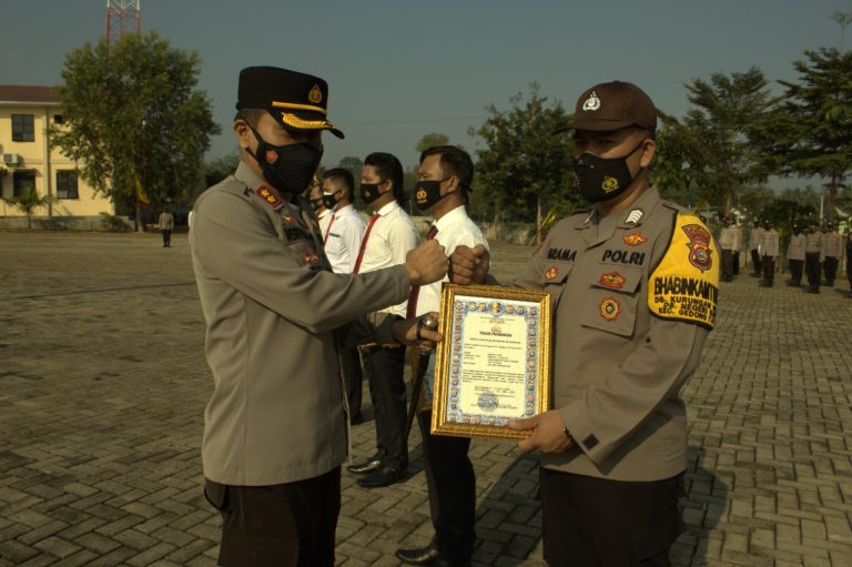 Berhasil Ungkap Narkoba Dan Vaksin Massal, Kapolres Pesawaran Berikan Penghargaan 5 Personel