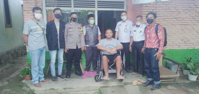BAZNAS Pesawaran Berikan Bantuan Kursi Roda Kepada Warga Desa Sukabanjar