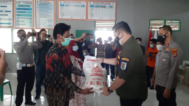Dimasa PPKM, Pemkab Pesawaran Distribusikan Beras Kepada Masyarakat