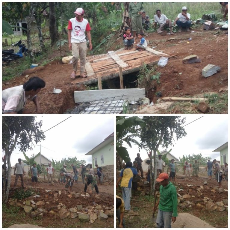 Kades Negeri Sakti Bersama Warga Lakukan Gotong-royong Perbaikan Jembatan