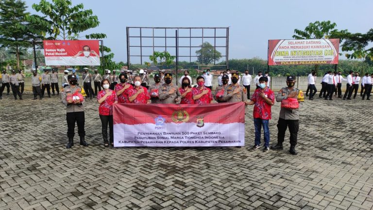 Masyarakat Terdampak Covid-19, Kapolres Pesawaran Bersama PSMTI Serahkan Bansos