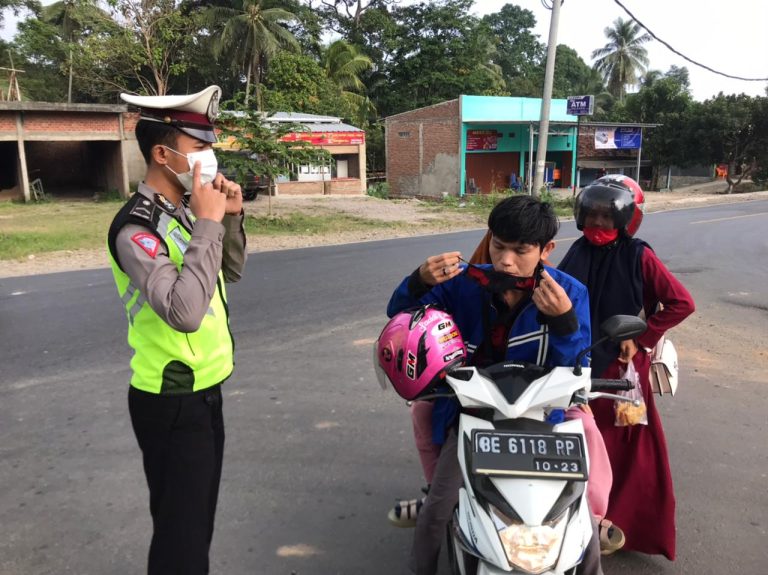 Pos Chek Point PPKM Mikro, Satlantas Polres Pesawaran Bagikan Masker