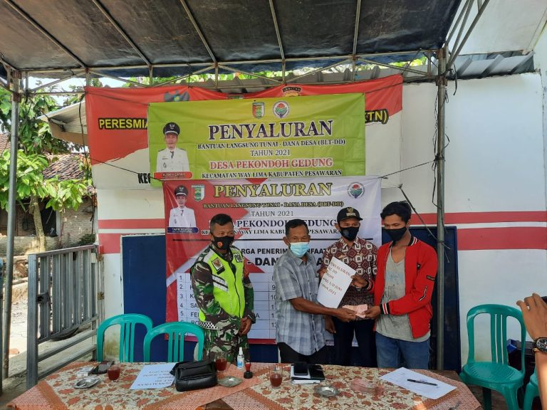 Sebanyak 13 KPM, Warga Desa Pekondoh Gedung Terima BLT-DD