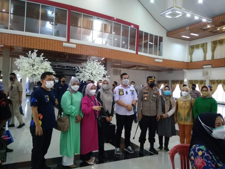 Pemkab Bersama PDI-P Gelar Vaksin Massal, Ditinjau Bupati dan Kapolres Pesawaran