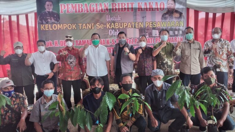 Sudin Serahkan Bibit Kakao, Bupati Pesawaran: Langkah Strategis Tingkatkan Kesejahteraan