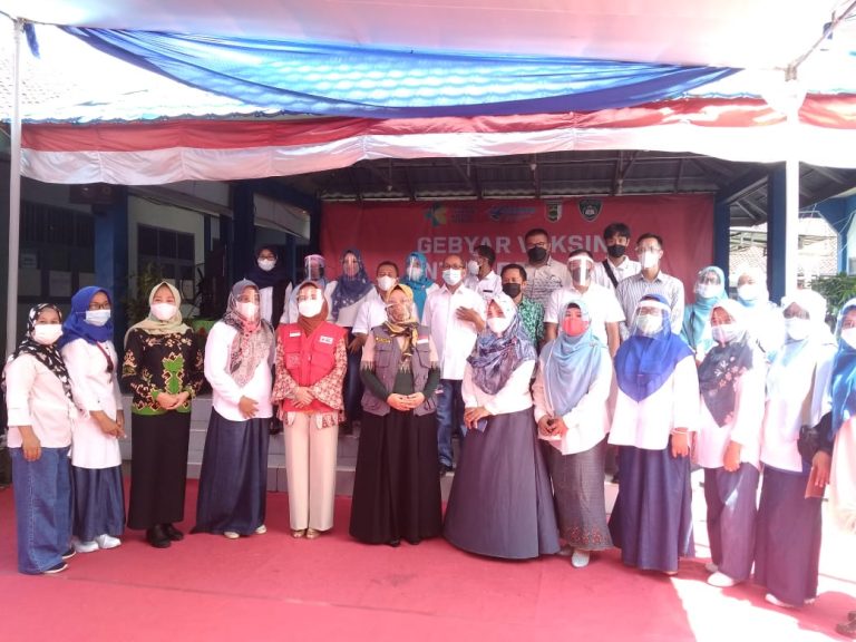 Wagub Lampung Bersama Nanda Indira Dendi Tinjau Vaksinasi Remaja