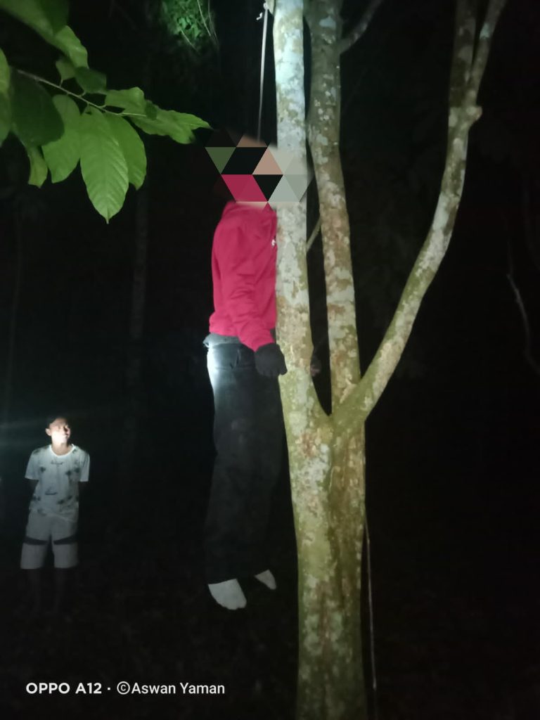 Geger…, Diduga Mayat Pegawai Bank Keliling Tergantung di Pohon