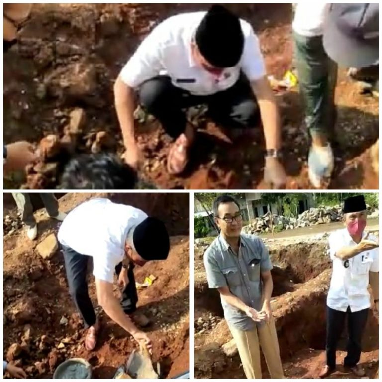 Bangun Masjid Negeri Tua, Kades Negeri Sakti Lakukan Peletakan Batu Pertama