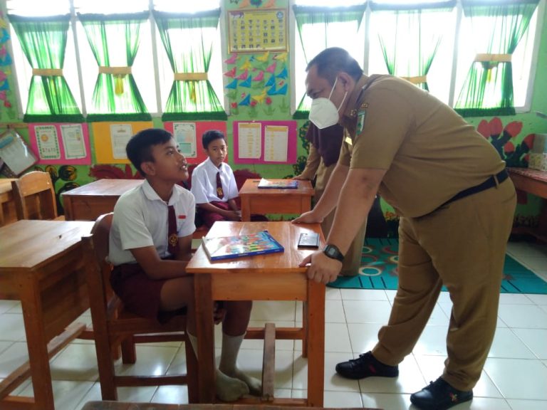 Ada apa, Kadisdik Pesawaran Kesal Lihat Guru di Sekolah