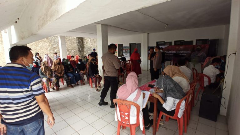 Warga Desa Negeri Sakti Antusias, Lakukan Vaksinasi Astrazeneca