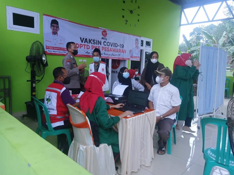 DPD Partai PKS Pesawaran Lakukan Vaksinasi 440 Warga