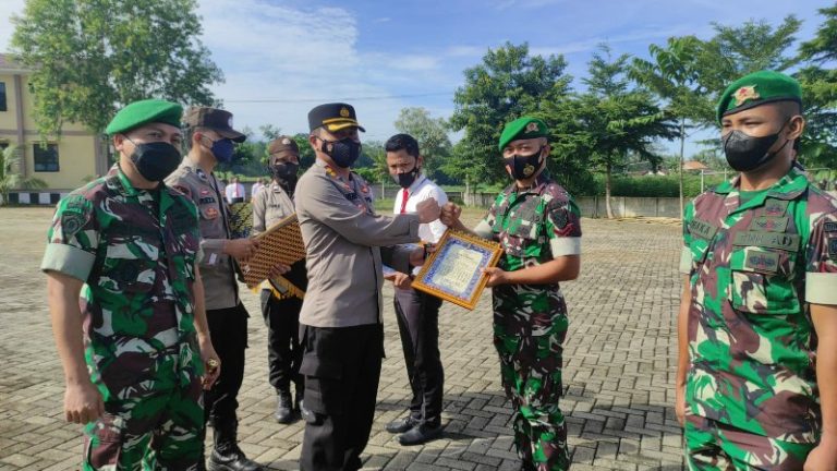 Bantu Tugas Polri, Kapolres Pesawaran Beri Penghargaan Anggota TNI