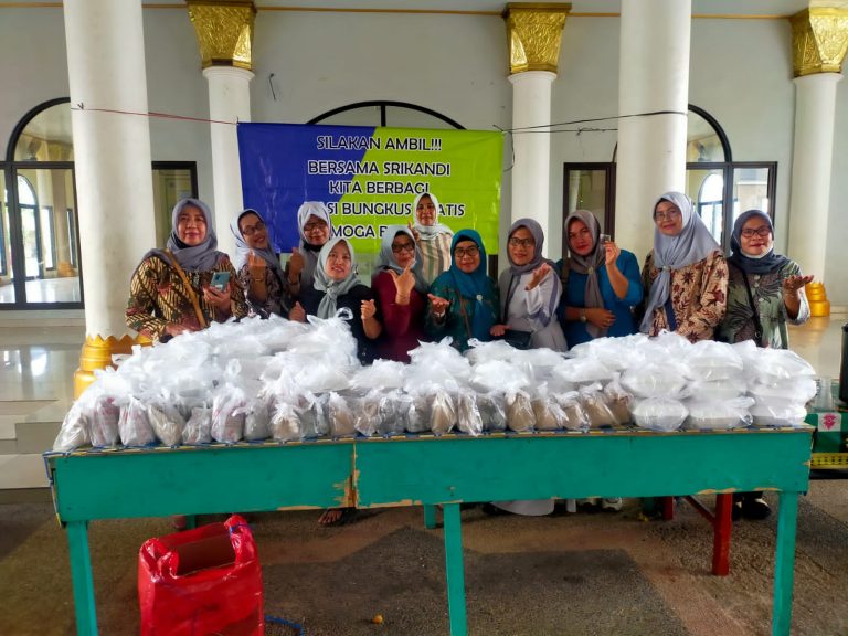 Srikandi Dermawan Bagikan 350 Nasi Bungkus Kepada Jama’ah Masjid Agung Ar Royan