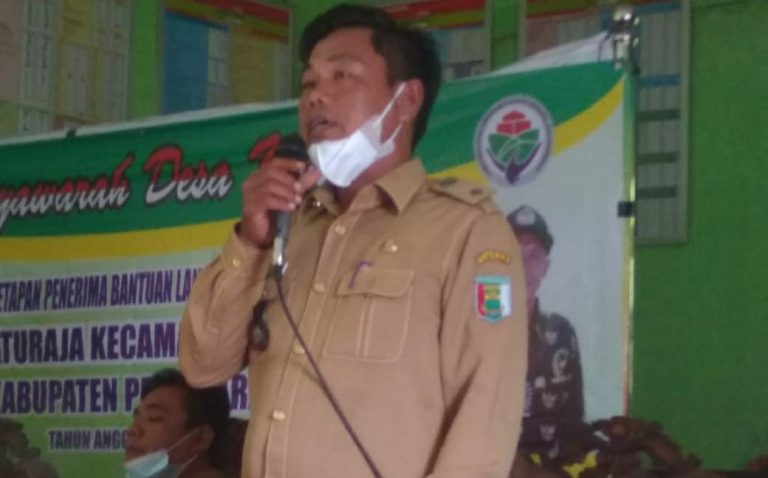 Kepala Desa Baturaja Bagikan Sertipikat Tanah Kepada Warga