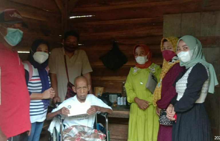 Srikandi Dermawan Peduli, Berikan Santunan Dua Warga