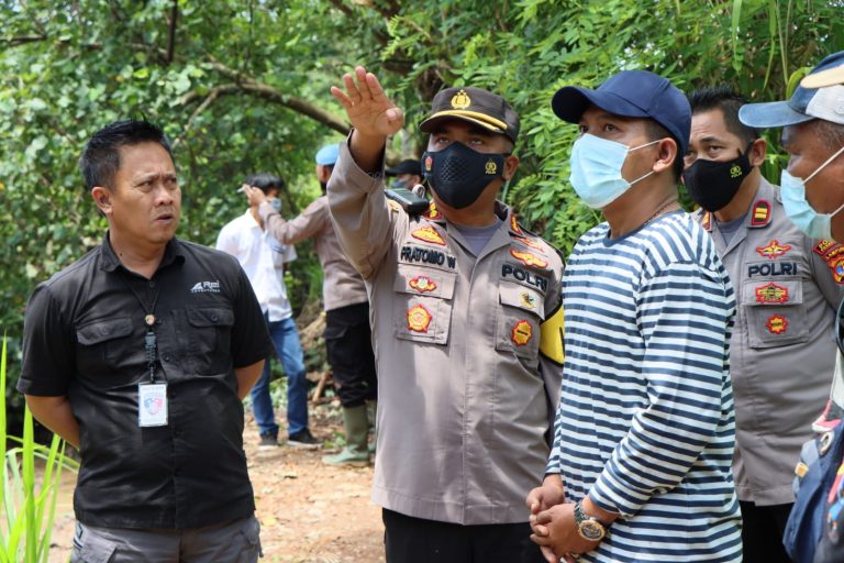 Cek TKP, Polres Pesawaran Pasang Police Line Lokasi Longsor