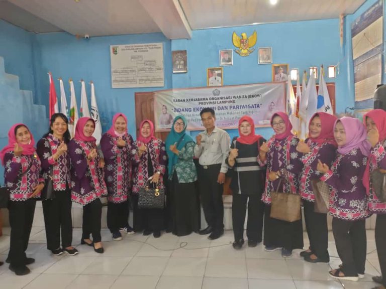 Tingkatkan Ekonomi Masyarakat Desa Sukajaya Lempasing, BKOW Provinsi Lampung Berikan Pelatihan