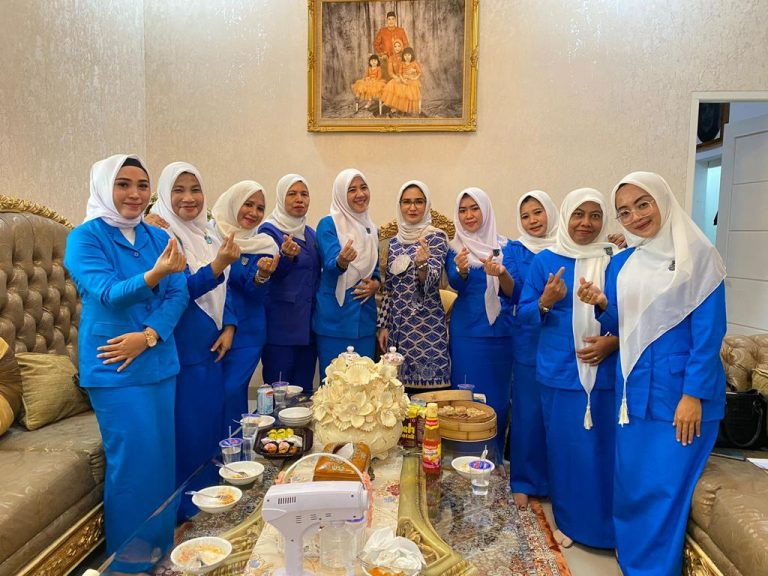 Majukan UMKM, HUT IKWI Nanda Indira Dendi Terima Award Perempuan Inspiratif
