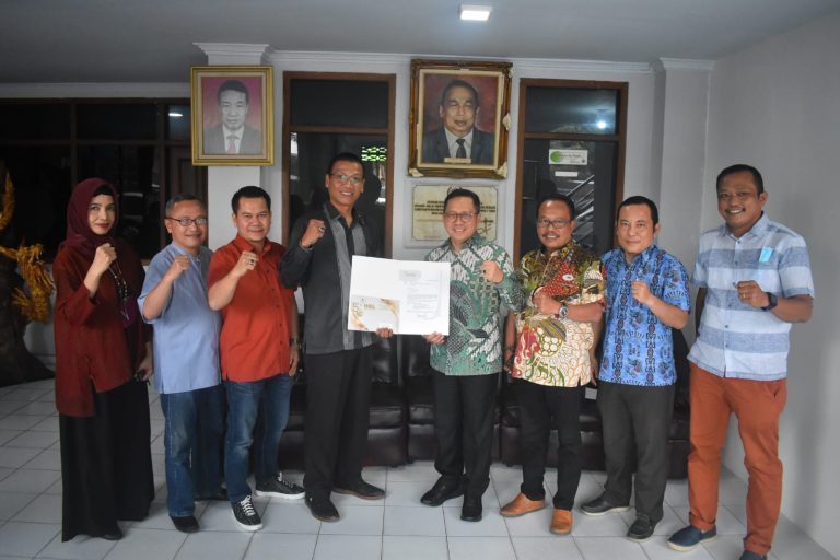 Dies Natalis ke 50, UBL Beri Award PWI Lampung