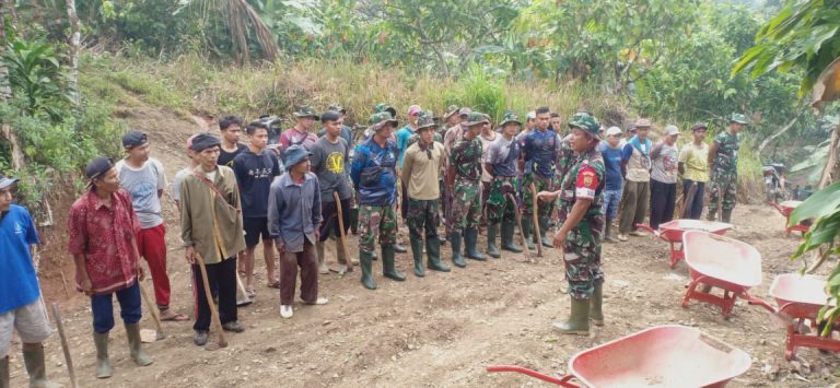 Hari Kedua TMMD Ke-114 Kodim 0421/LS, Warga Tak Kalah Semangat