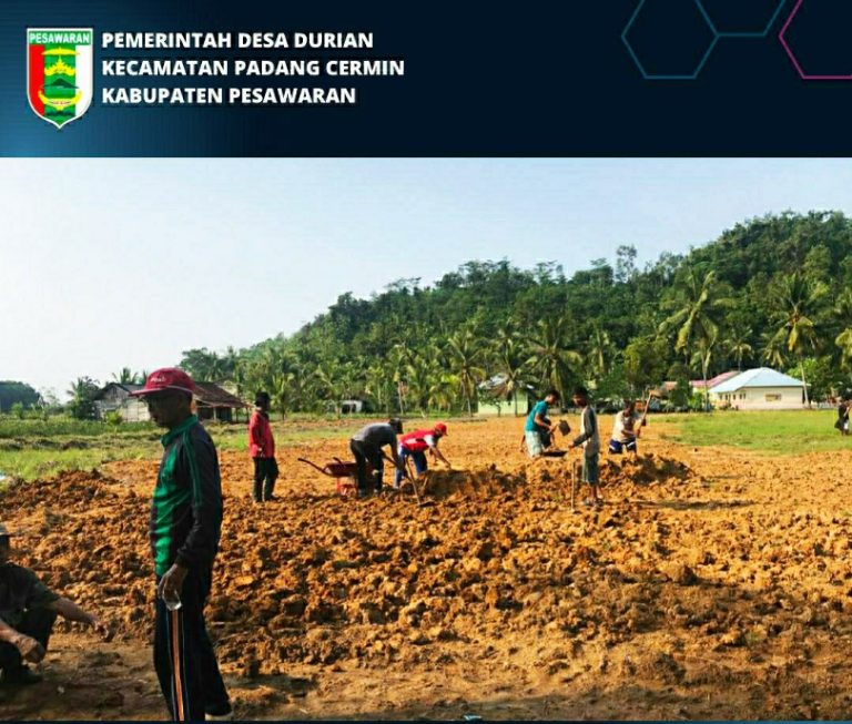 Sambut HUT RI Ke-77, Desa Durian Benahi Lapangan Upacara