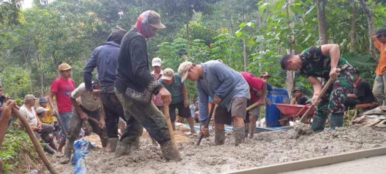 Dandim 0421/LS Turun Langsung Bantu Pengecoran Jalan Beton di Desa Babakan Loa
