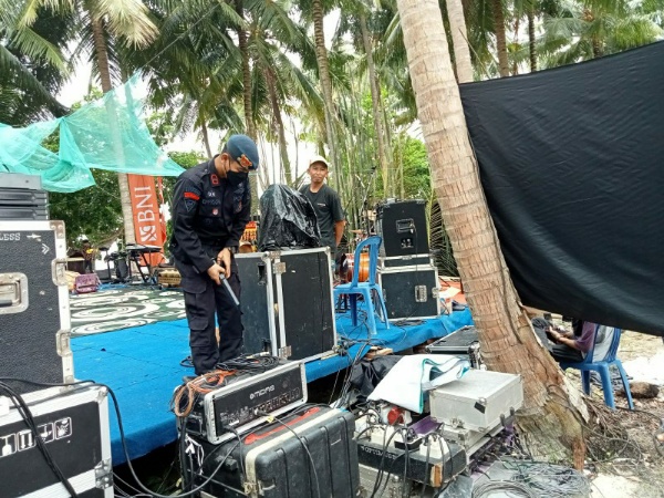 Tim Gegana Polda Lampung Bersama Polres Pesawaran Lakukan Sterilisasi Pengamanan Puncak Festival Pahawang
