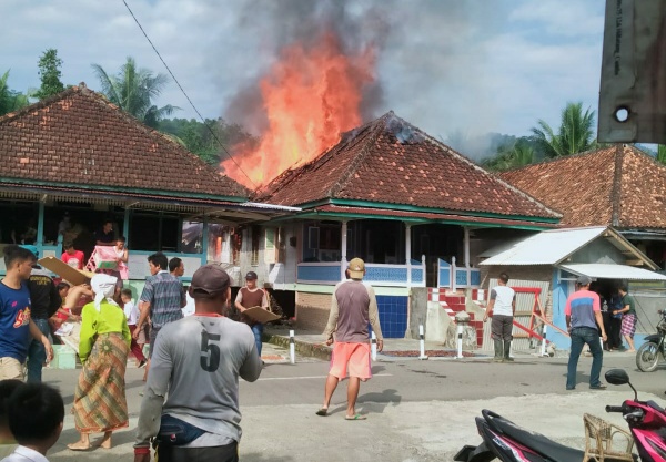 Rumah Warga Desa Pekon Ampai Ludes di Lalap Jago Merah