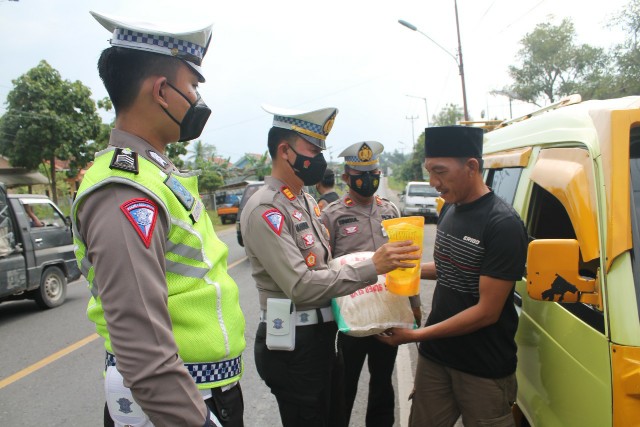 Ringankan Beban Sopir Angkot, Polres Pesawaran Bersama Polda Lampung Bagikan Sembako