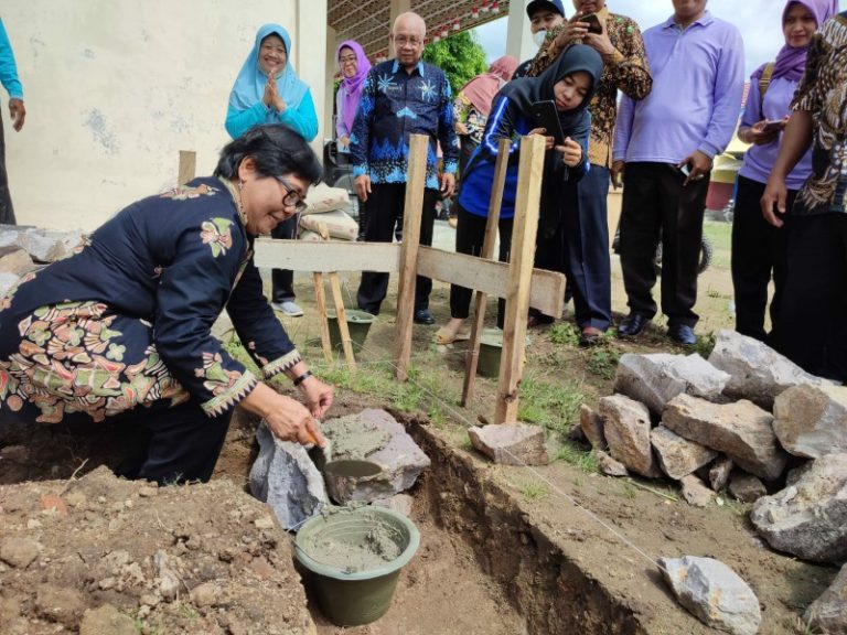 Sri Madudari, S.Pd Lakukan Peletakan Batu Pertama, Bangun Mushola SDN 2 Teluk Pandan