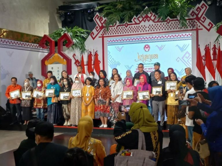 Sulam Jelujur Pesawaran Raih Penghargaan Kriyanusa dan Dapatkan Logam Emas