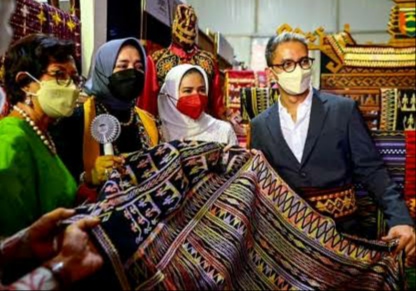 Sulam Jelujur Tenunan Khas Pesawaran Ramaikan New York Indonesia Fashion Week