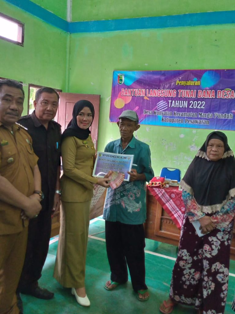 Kepala Desa Kunyaian Bagikam BLT DD Tahap lll Kepada 42 KPM