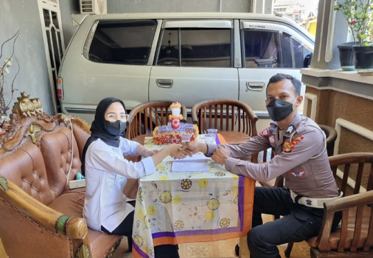 Bayar Pajak, Samsat Desa Hanura Bantah Ada Praktik Pungli