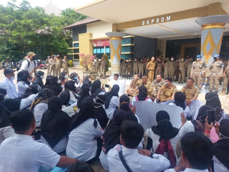 Pasca Mengikuti Seleksi P3K, Puluhan PGLPG Pesawaran Gelar Aksi Damai