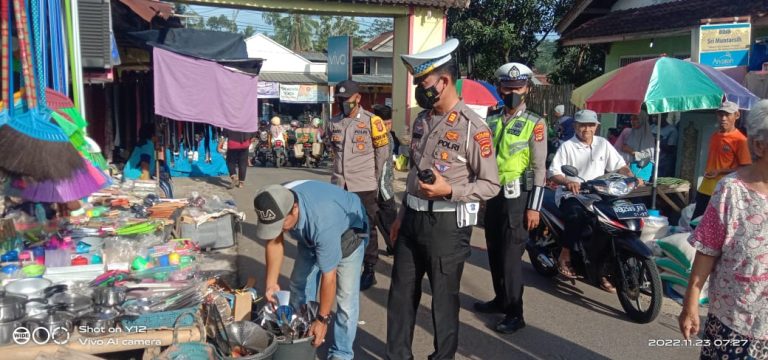 Jaga Kamseltibcar, Kasat Lantas Polres Pesawaran Himbau Pedagang di Bahu Jalan