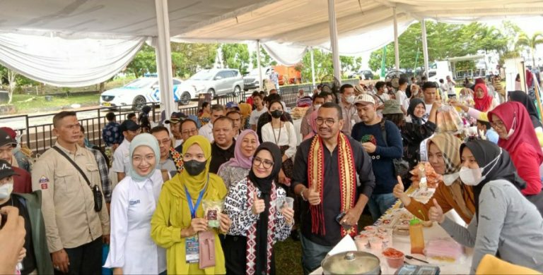 Pemkab Pesawaran Bersama Kementerian BUMN Gelar Pasar Rakyat, Ribuan Masyarakat Antusias