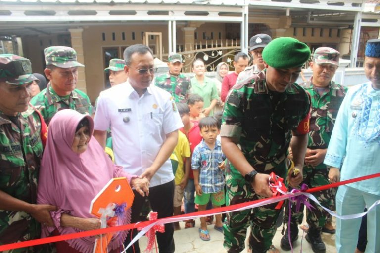 Peringati Hari Ibu, Dandim 0421/LS Berikan Hadiah Rumah Baru Kepada Ibu Amisah