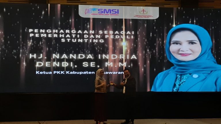 Peduli Stunting Ketua TP-PKK Pesawaran Raih Penghargaan SMSI Award