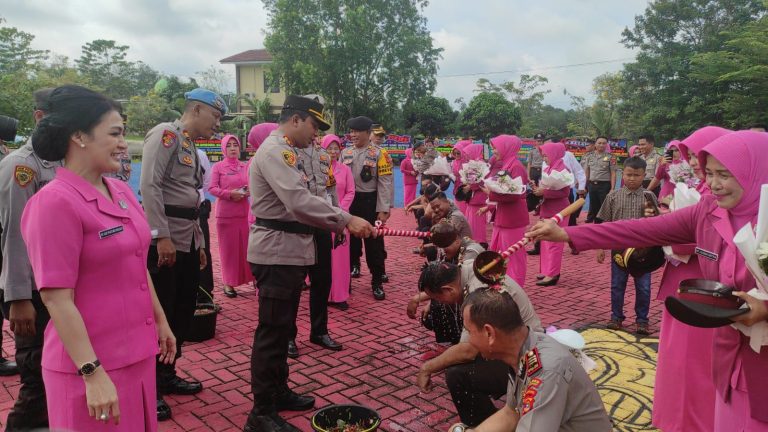 Sebanyak 45 Personil Polres Persawaran Naik Pangkat