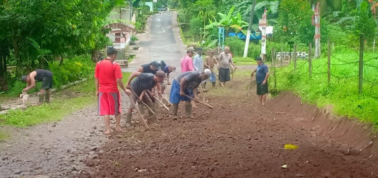 Sambut Ramadhan, Kades Cipadang Pimping Warga Bergotong Royong