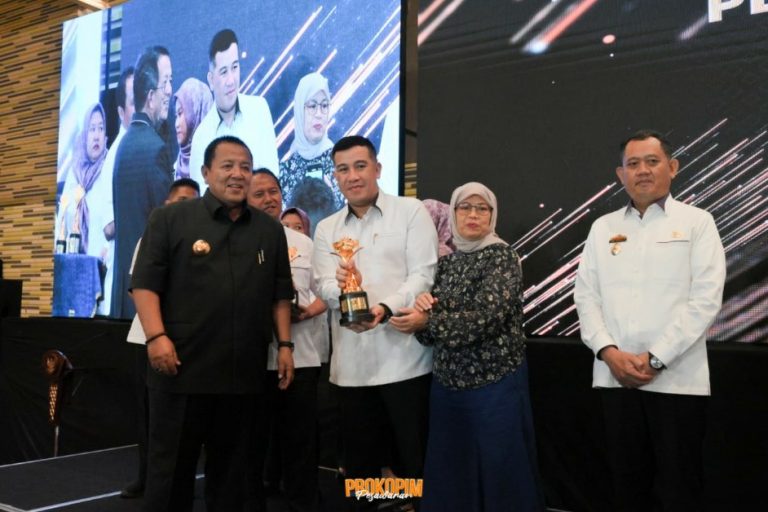 Gubernur Lampung Saksikan Bupati Pesawaran Terima Penghargaan PPD Saburai