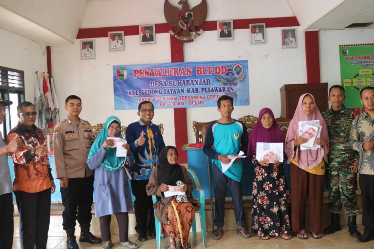 Pemdes Sukabanjar Bagikan BLT -DD ke 31 KPM