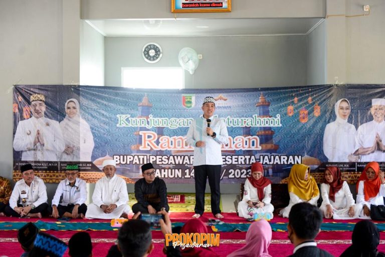 Bupati dan Ketua TP-PKK Pesawaran Bersilaturahmi Dengan Warga Pampangan