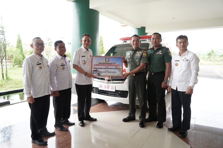 Pj.Bupati Pringsewu Serahkan Bantuan Ambulance Kepada Kodim 0424