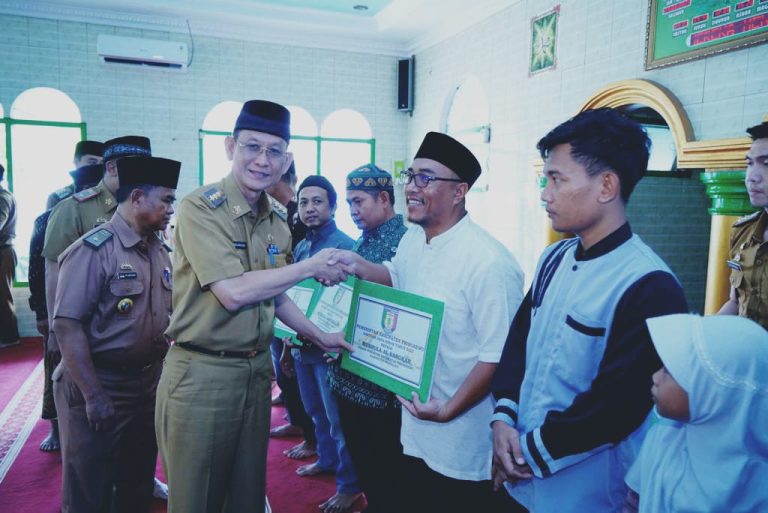 Penjabat Bupati Pringsewu Serahkan Bantuan Rumah Ibadah
