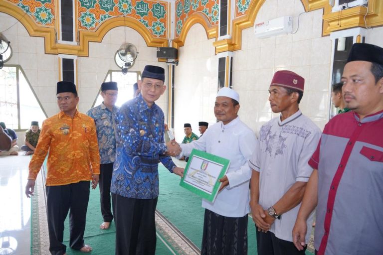 Silaturahmi Ke Bandung Baru, Pj. Bupati Pringsewu Serahkan Bantuan Kepada Rumah Ibadah