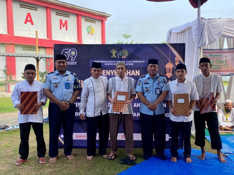 Karutan Kelas l Bandar Lampung Serahkan SK 409 WBP Yang Dapatkan Remisi Idul Fitri 1444 H