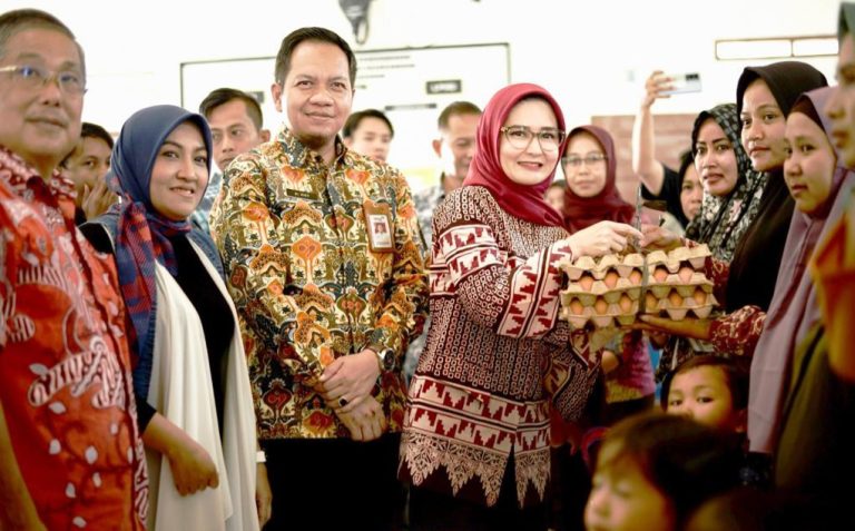Cegah Stunting Ketua TP-PKK Pesawaran Bagikan Makanan Protein